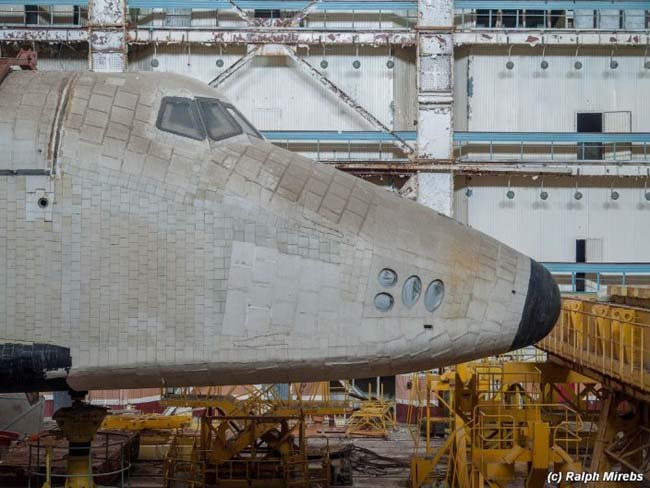 abandoned buildings-space-shuttle-facility-warehouse-decay-rust-09