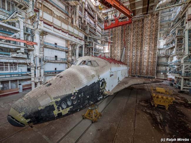 abandoned buildings-space-shuttle-facility-warehouse-decay-rust-10