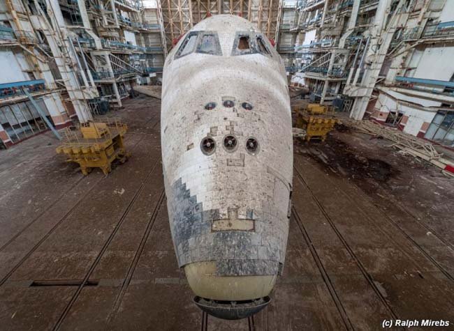 abandoned buildings-space-shuttle-facility-warehouse-decay-rust-12